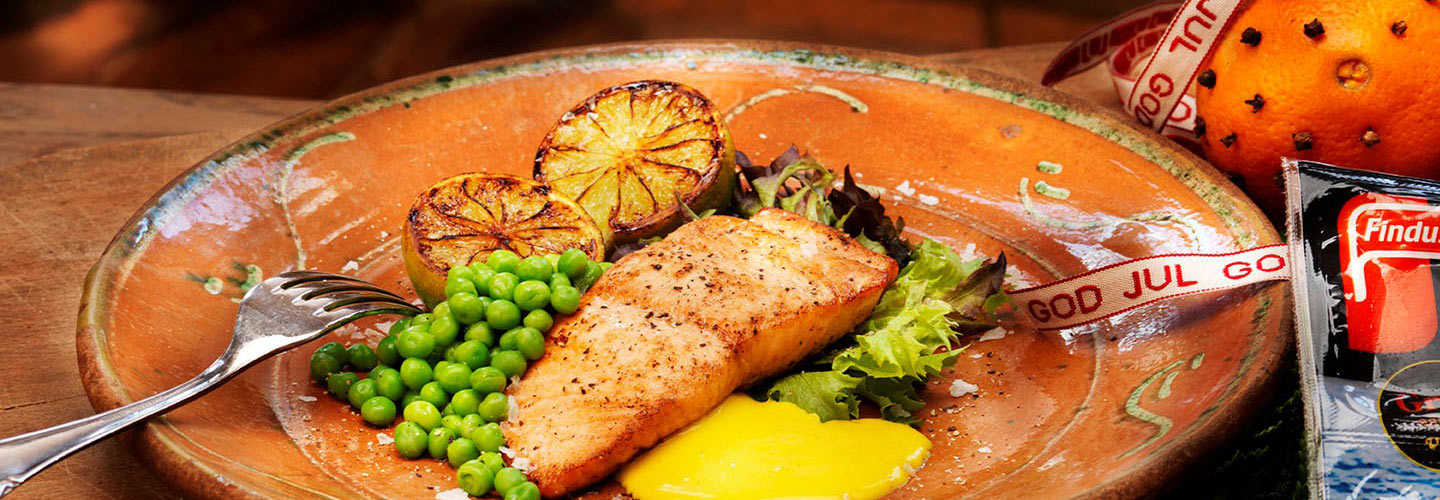 Jullax med saffranshollandaise och ångade ärter