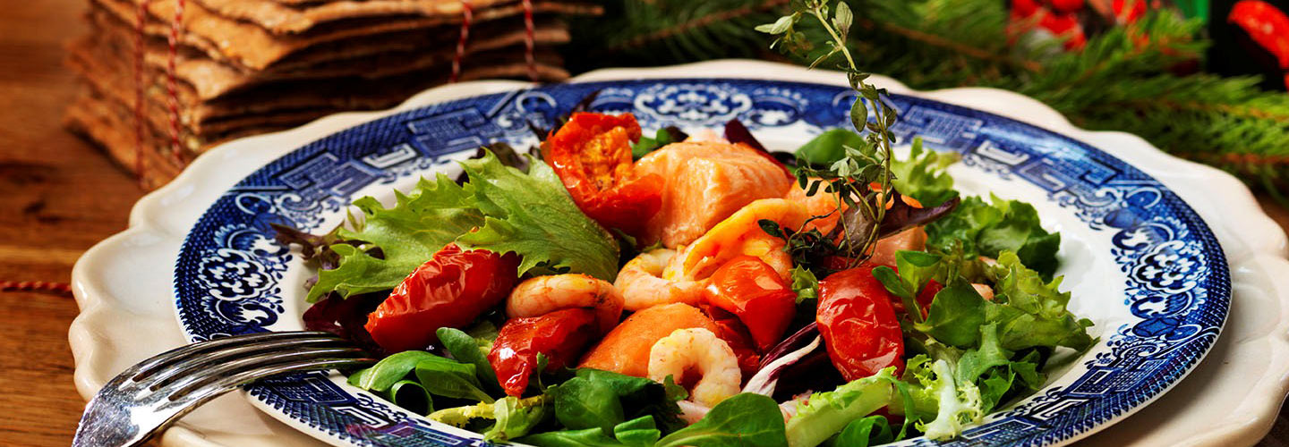 Lyxig laxsallad med skalade räkor och röd curry