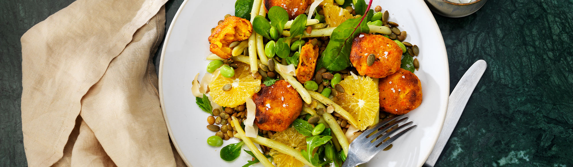 Morotsbiffar med bönsallad & myntayoghurt