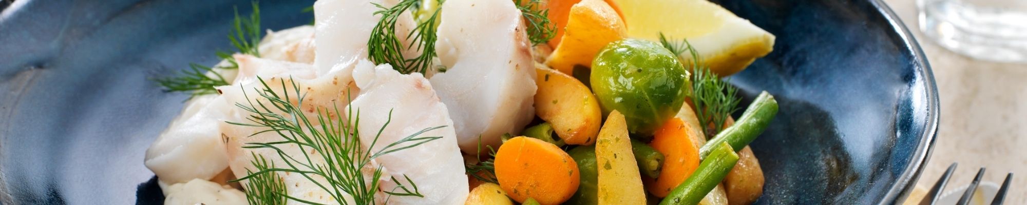 Garden style ugnsgrönsaker med torskrygg