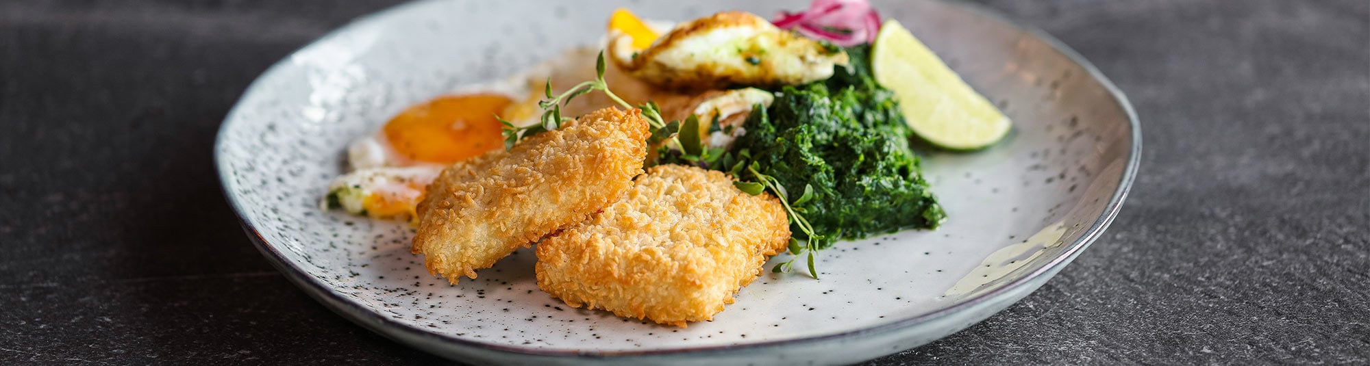 Vild omelett med panerad fisk och hackad spenat