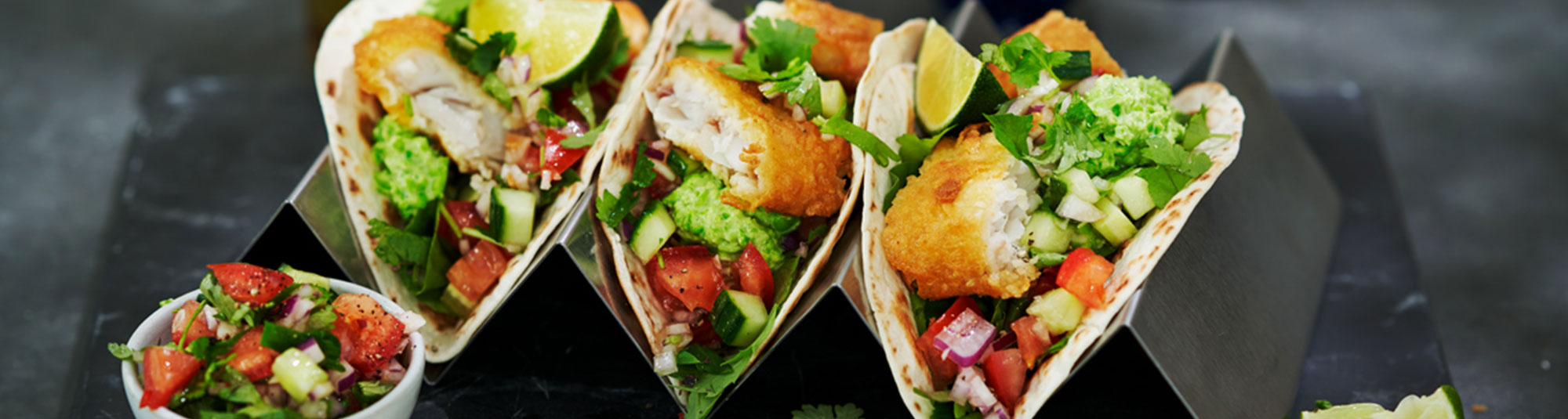 Tre stycken fish and crisps tacos med grönsaker