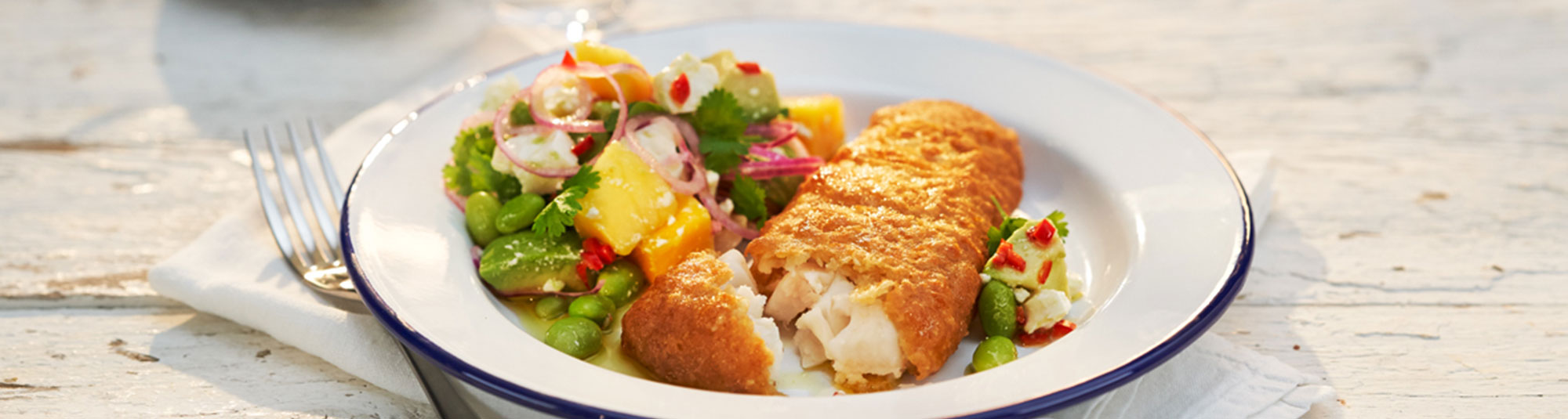 Fish & Crisp med en fruktig sommarsallad