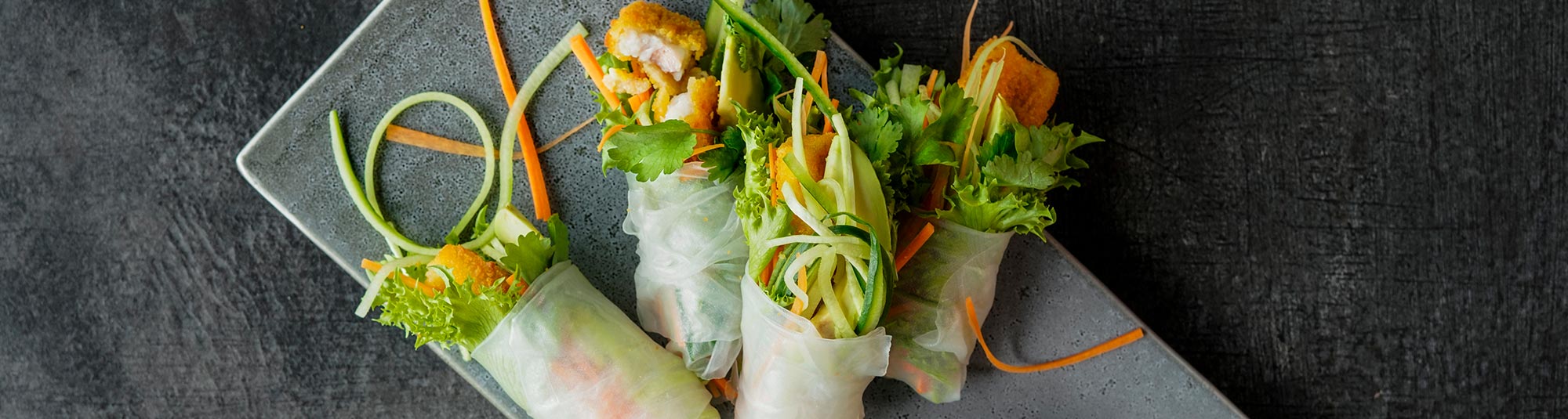 Frasiga fiskpinnar i vietnamesiska vårrullar