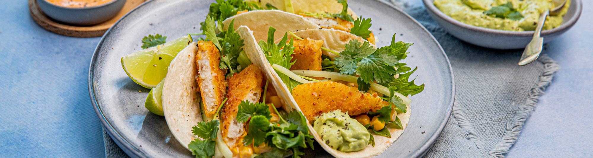 Fiskpinne tacos med guacamole och majsröra