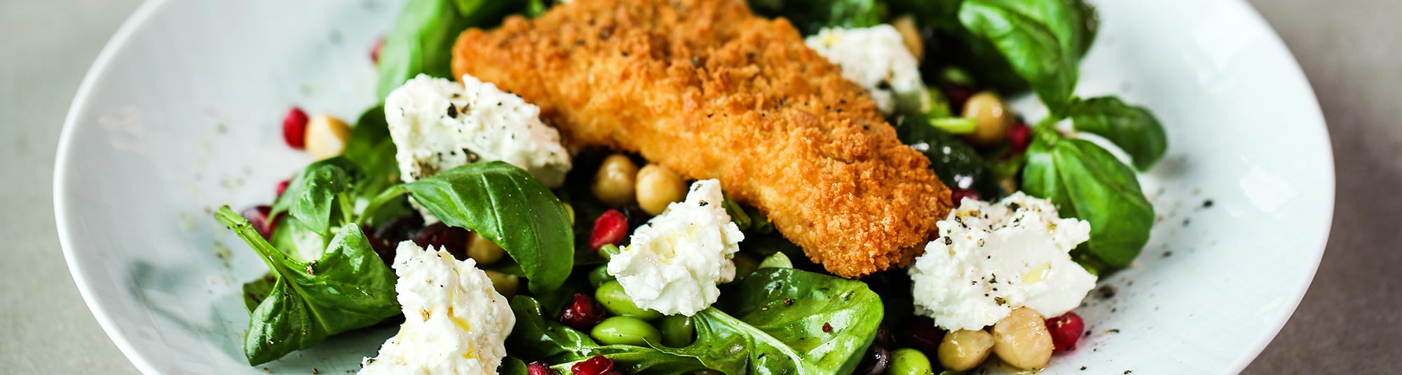 Frasig fisk med sallad och fetaostkräm