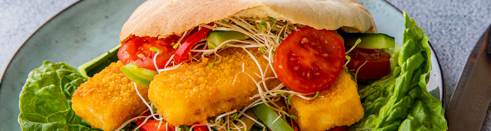 Frasiga fiskpinnar i pitabröd