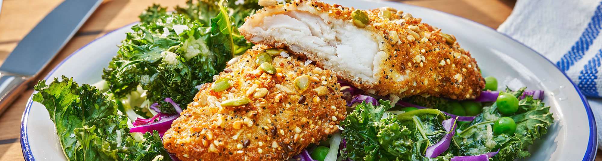 Panerad fisk med grönkålssallad och frön