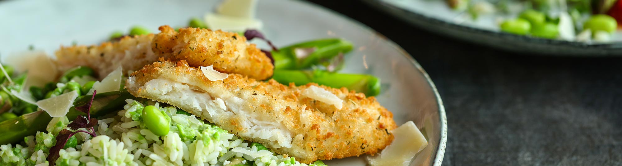 Lättpanerad fiskfilé på grönt ris och tomatsås