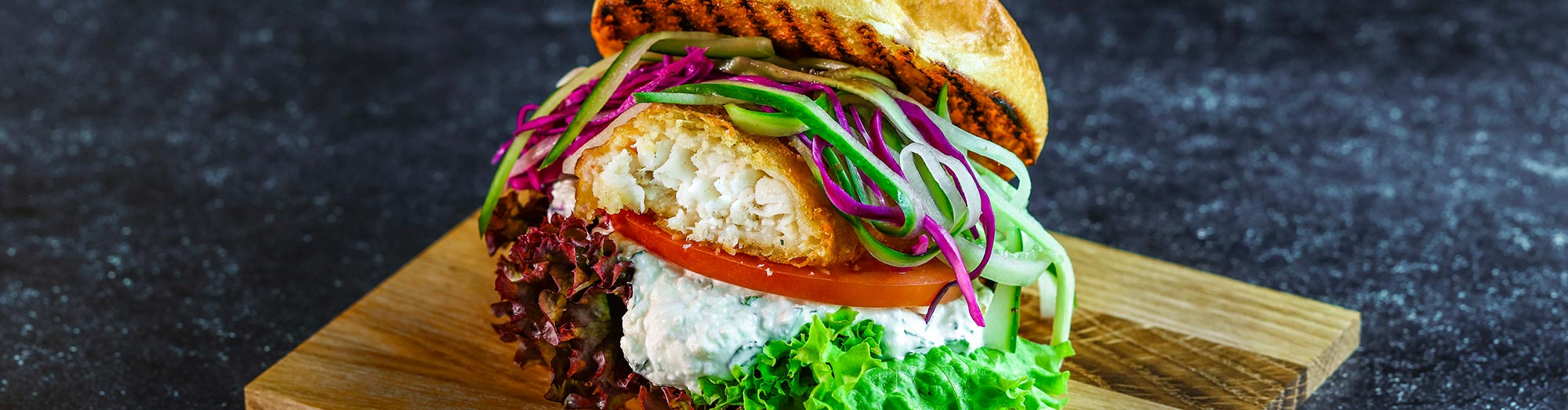 Frasig fiskburgare med picklad rödkål