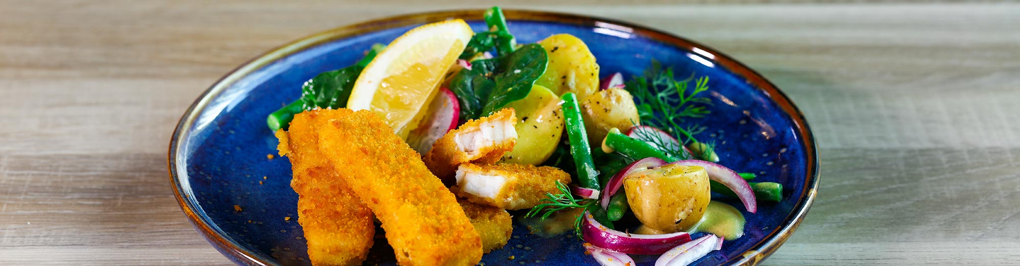 Frasiga fiskpinnar med potatissallad