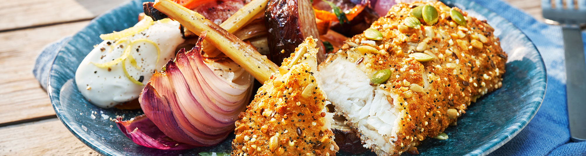 Panerad fisk med härliga rotfrukter och rostade frön