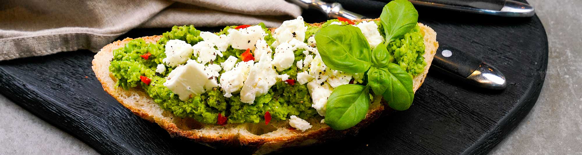 Krispig bruschetta med ärtröra och fetaost 