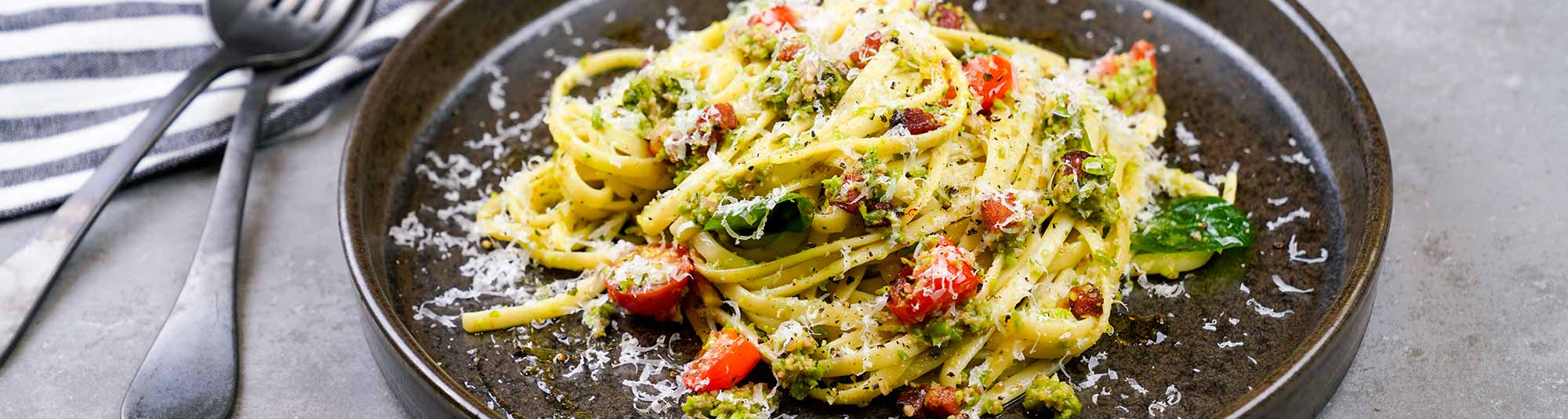 Pasta med ärtpesto och rökt sidfläsk