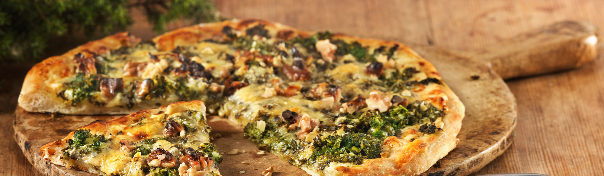 Pizza bianco med grönkål och valnötter