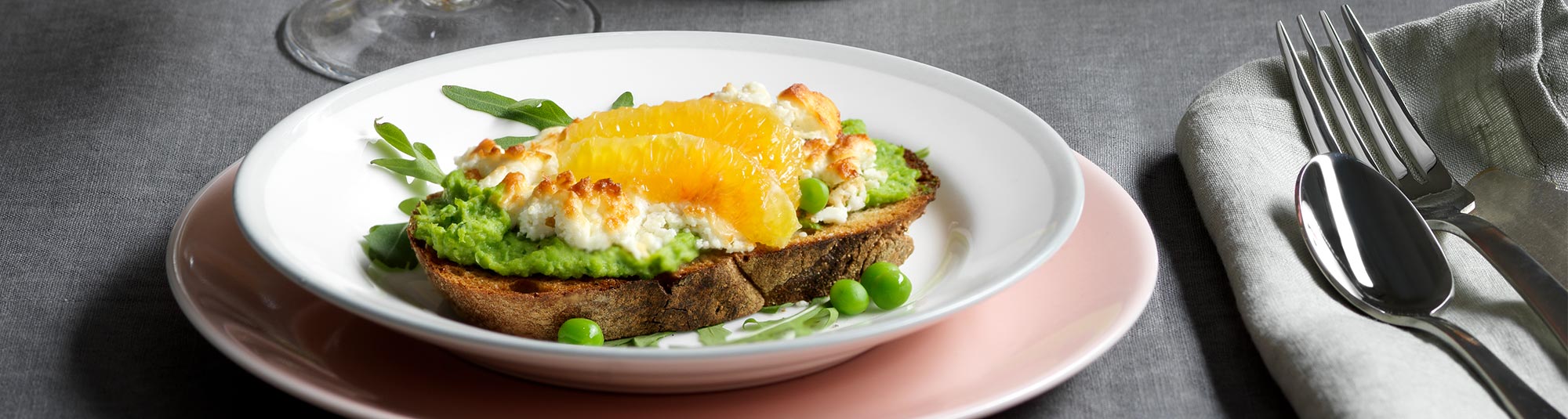 Krispig bruschetta med ärtröra och fetaost