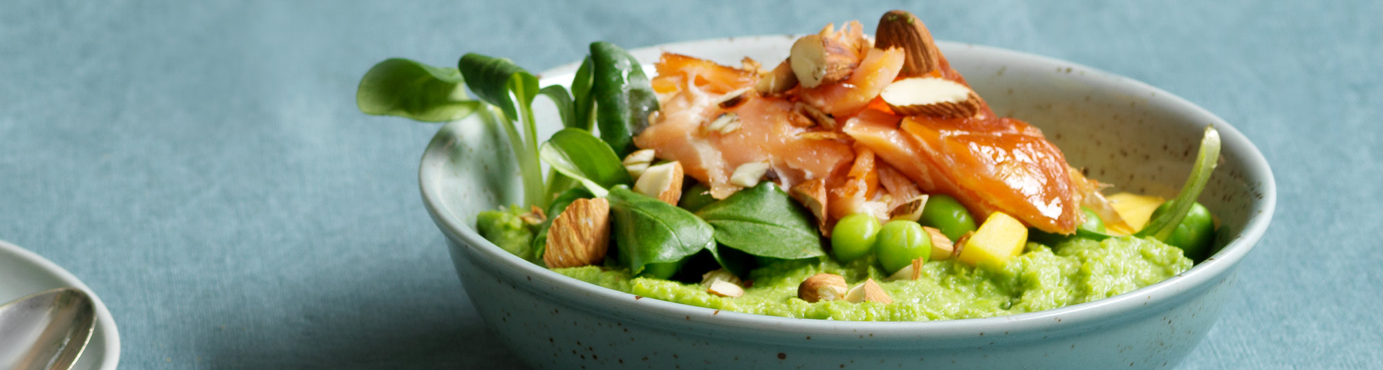 Avokado- och ärtkräm med varmrökt lax