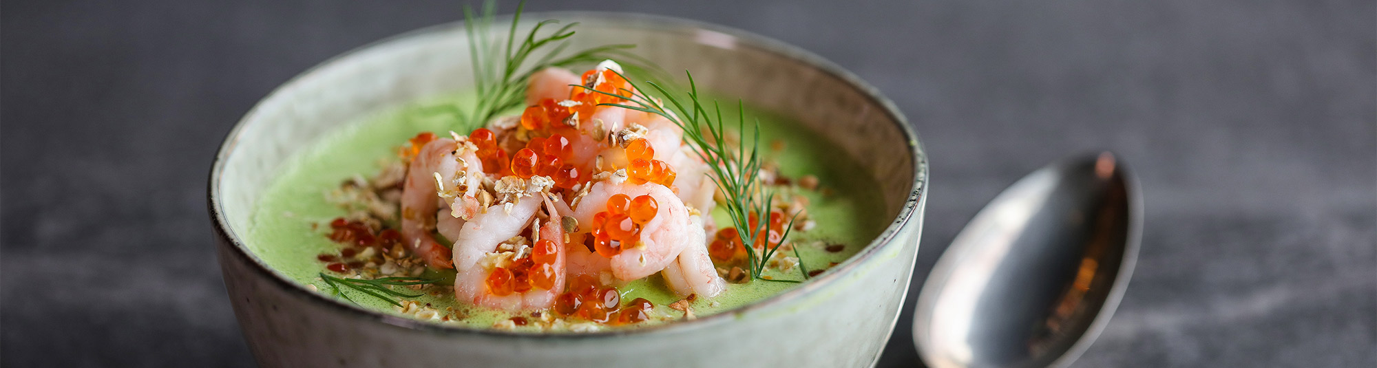 Grön Smoothie serverad i skål med räkor och rom