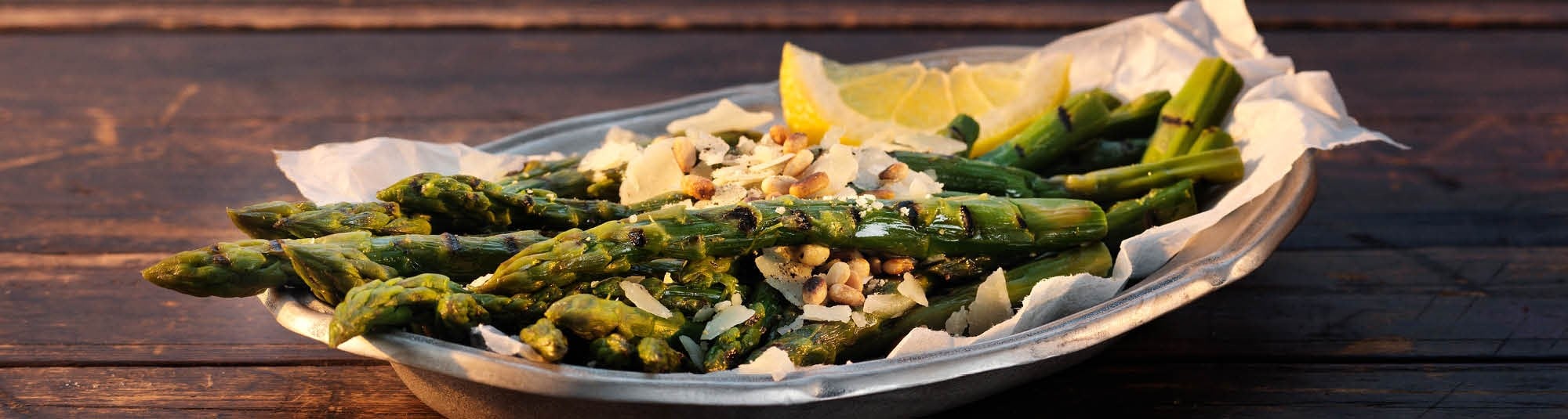 Sparris med parmesan & pinjenötter