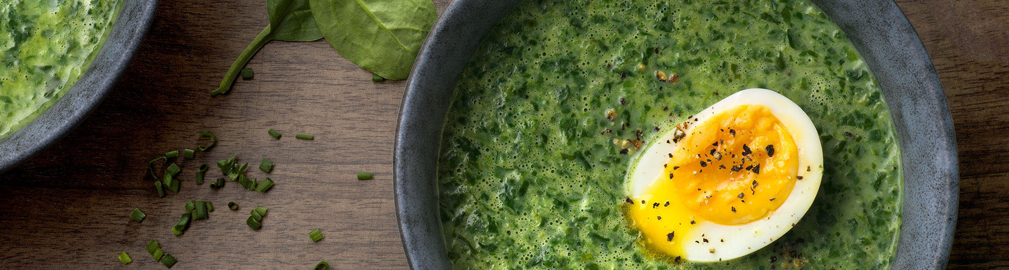 Krämig spenatsoppa med ägg och gräslök