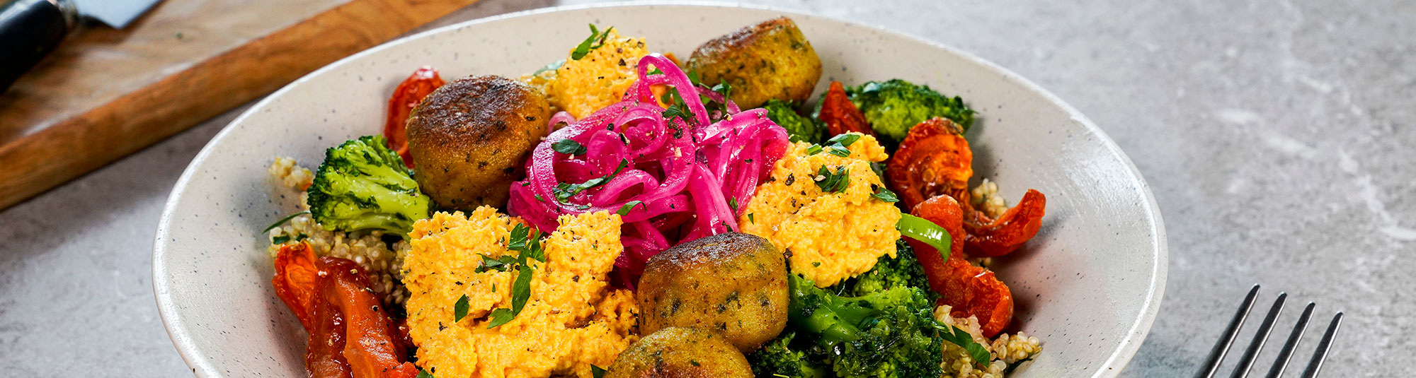 Falafel bowl med quinoa och hummus