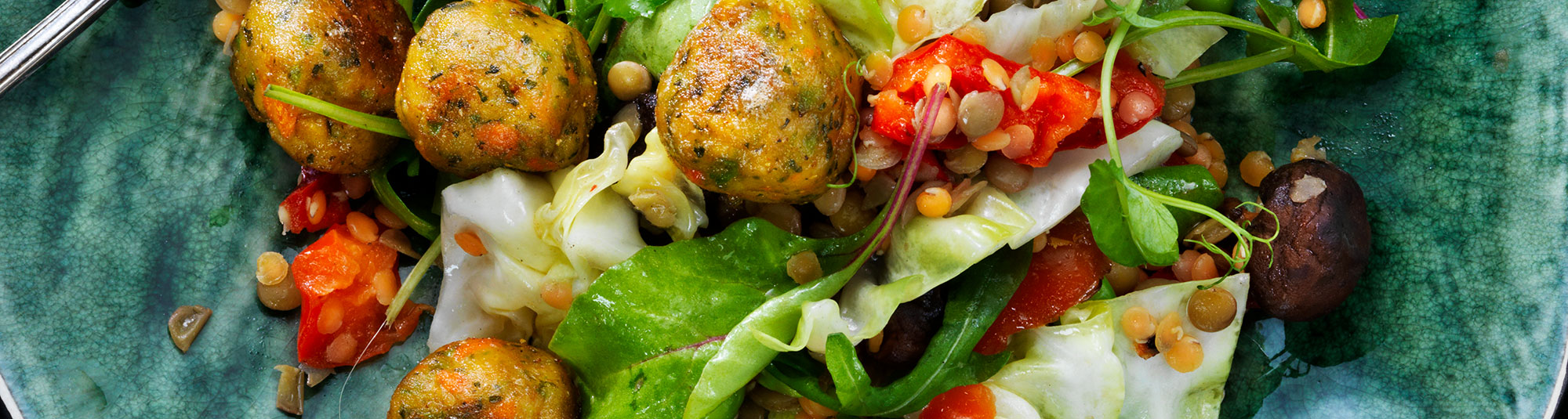 Falafel med linssallad och syrlig sås