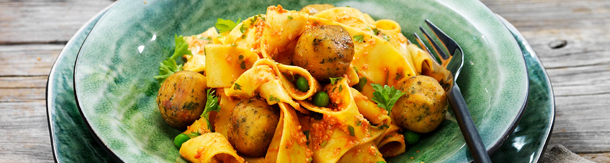 Falafel med pasta, rostad paprika & mandel