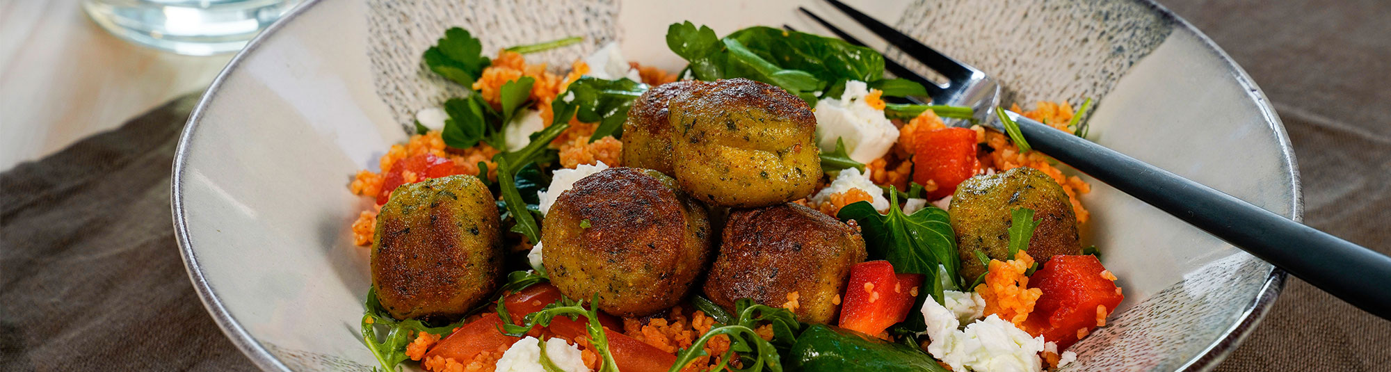 Falafel med röd bulgur och feta