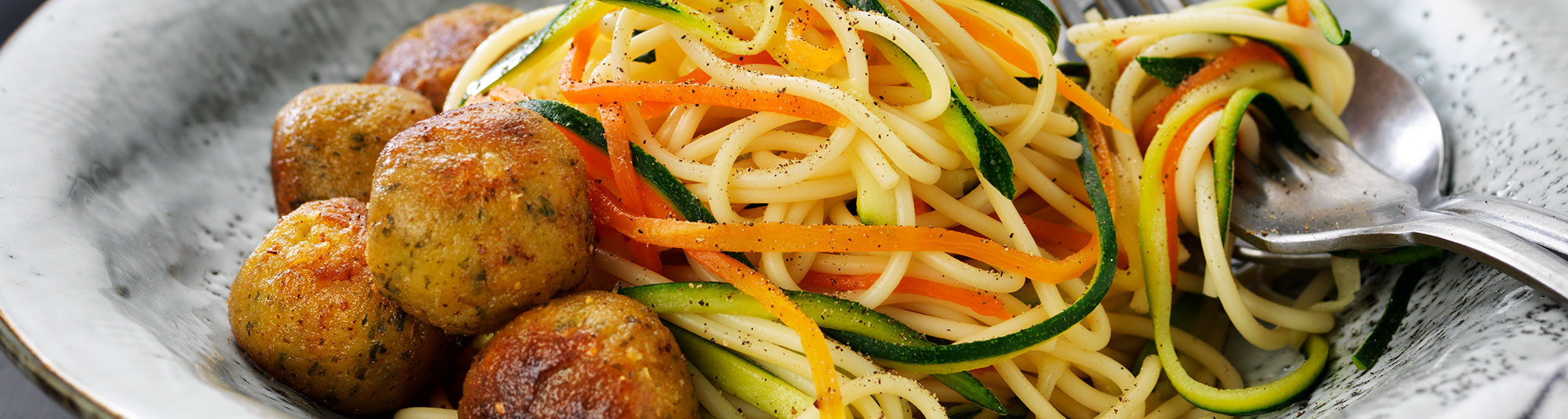 Falafel med zucchini & morotspasta 