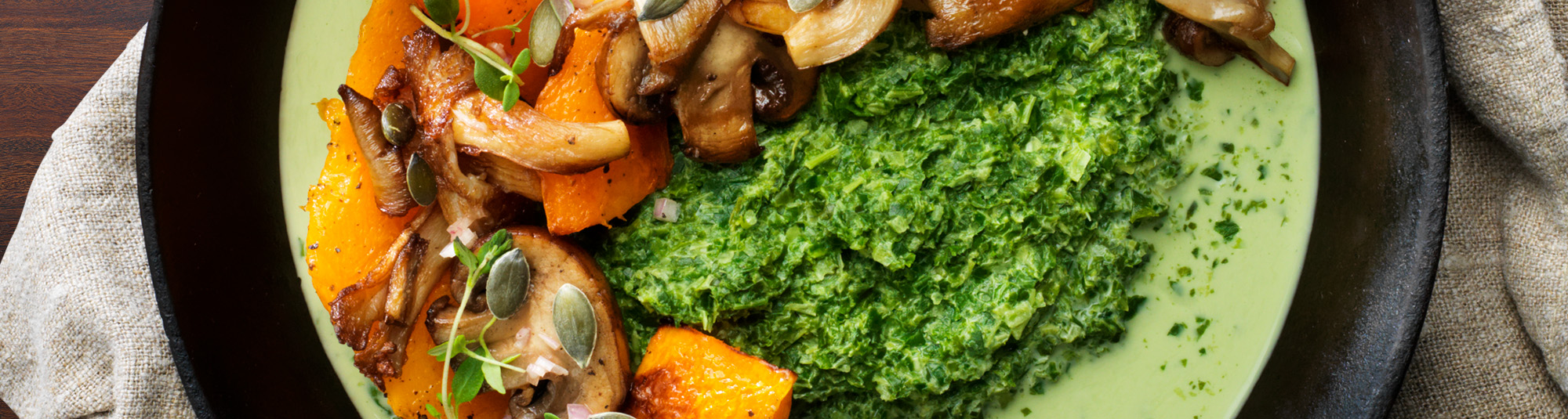 Gräddkokt grönkål med ugnsbakad pumpa och stekt svamp