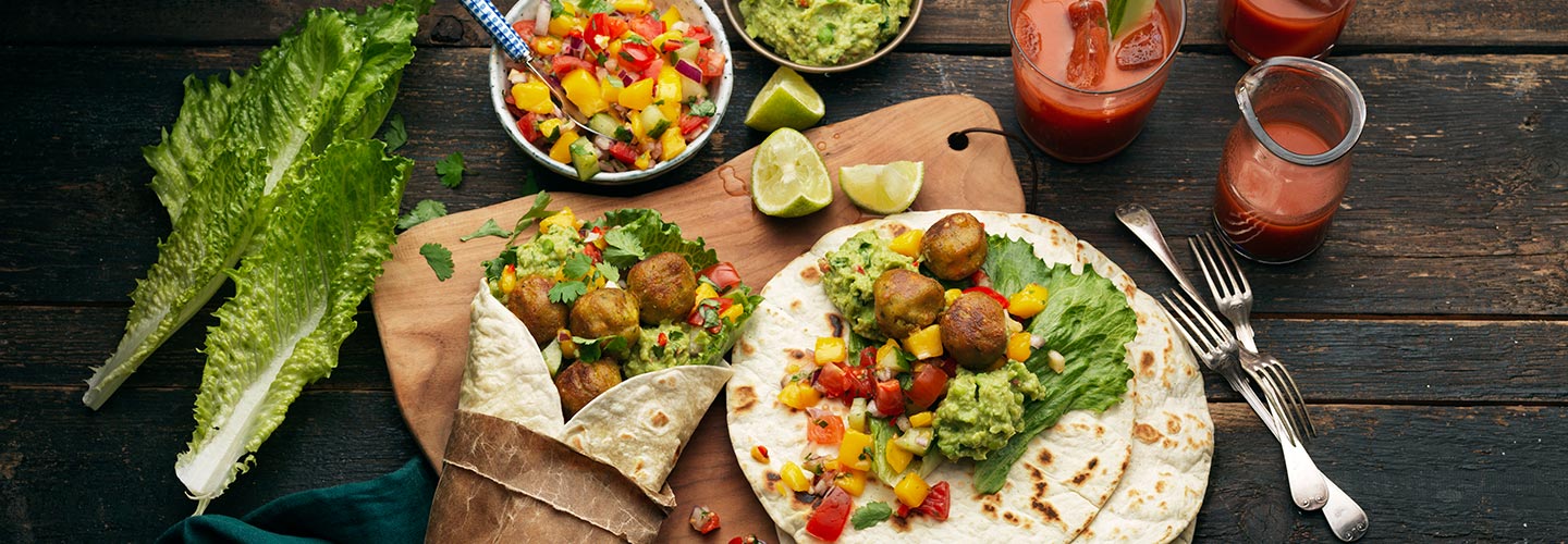 Veggie wrap med grönsaksbullar, ärtguacamole och mangosalsa