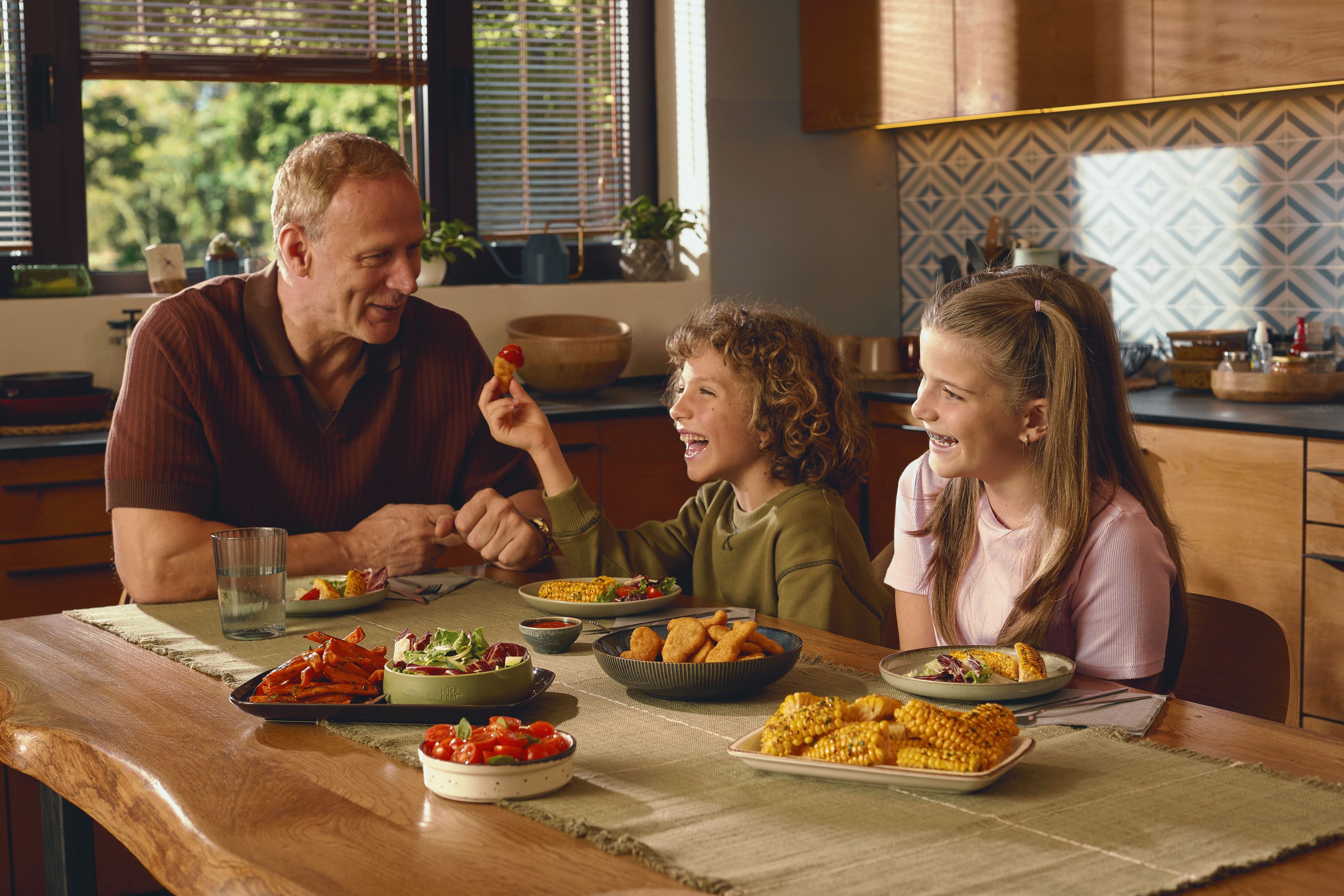 En familj som njuter av en måltid med Findus-produkter