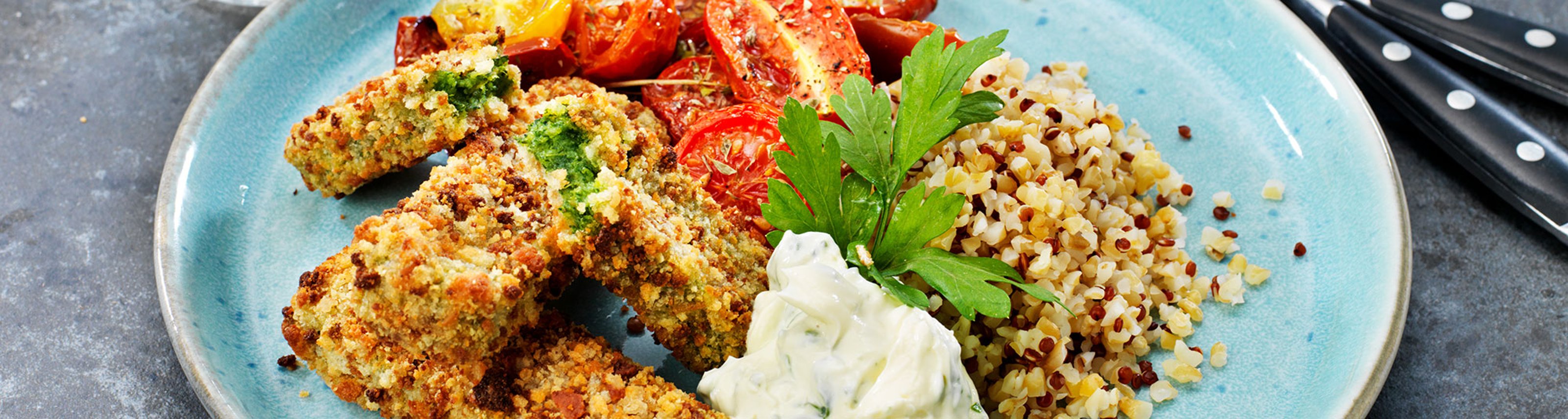 Spenatpinnar-med-quinoa-rostade-tomater-och-basilikacreme2000x535.jpg