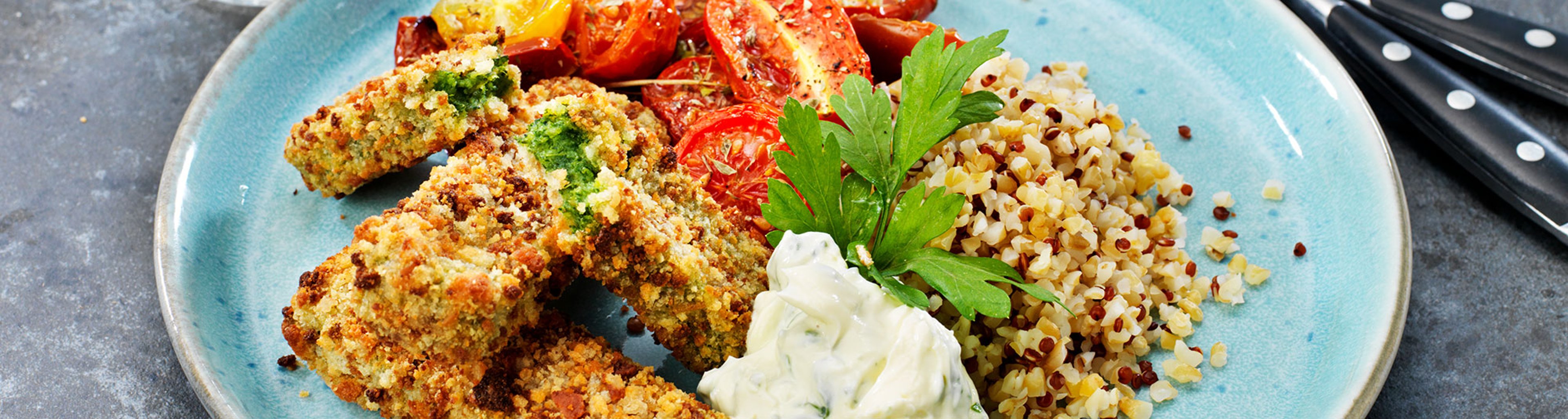 Spenatpinnar-med-quinoa-rostade-tomater-och-basilikacreme2000x535.jpg